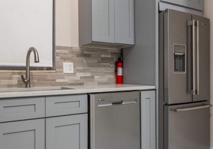 Contemporary 2BR Flat Right Next to Wrigley Field & Transit ❤️ Cubs!