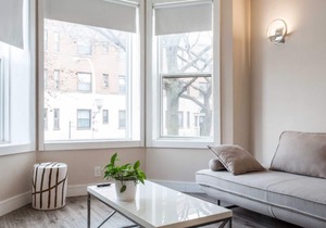 Contemporary 2BR Flat Right Next to Wrigley Field & Transit ❤️ Cubs!