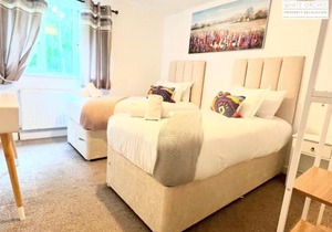 Contractors 2 Bed Apartment in Stevenage near M&S By White Orchid Property Relocation Leisure & Business