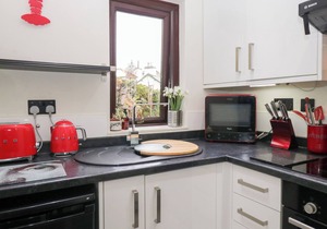 CORNER COTTAGE, romantic, with open fire in Troutbeck