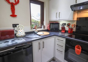 CORNER COTTAGE, romantic, with open fire in Troutbeck