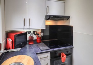 CORNER COTTAGE, romantic, with open fire in Troutbeck