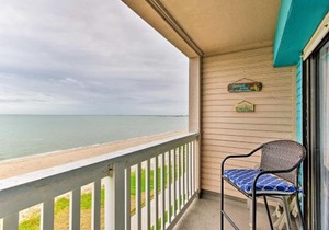 Corpus Christi Beachfront Condo with Pool Access!