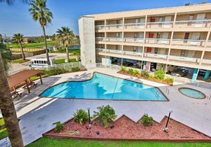 Corpus Christi Beachfront Condo with Pool Access!