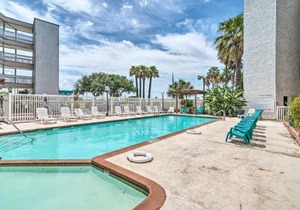 Corpus Christi Condo with Community Amenities!