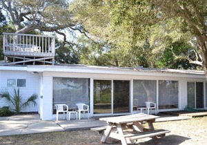 COTTAGE BY THE SEA-Unit A 3 bedrooms, 2 bathrooms