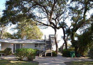 COTTAGE BY THE SEA-Unit A 3 bedrooms, 2 bathrooms