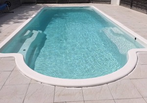 Cottage with 2 bedrooms, private patio, quiet and private parking, heated pool