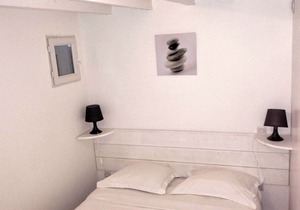 Cottage with 2 bedrooms, private patio, quiet and private parking, heated pool