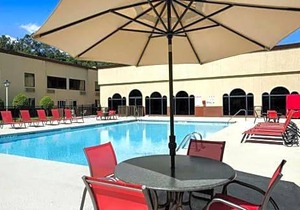 Cottonwood Suites Savannah Hotel & Conference Center