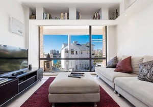 Couple's Gateway in Sunny Elizabeth Bay