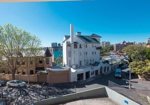 Couple's Gateway in Sunny Elizabeth Bay