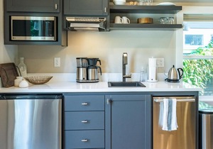 Courtside Cottage~10-minute walk from OSF~Pet Friendly