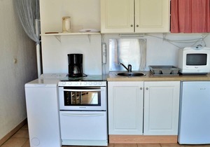 Cozy 2-Room Apartment for 4 with Balcony, AC, and Private Garage in Cavalaire-sur-Mer