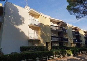 Cozy 2-Room Apartment, Balcony & 50m to Beach, Argelès-sur-Mer, Sleeps 4