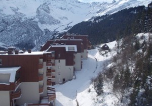 Cozy 2-room cabin apartment with balcony, near slopes, Le Pleynet