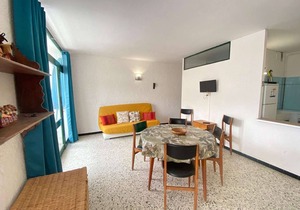 Cozy 3-Room House, 6 Sleeps, Near Beach & Shops, 2 Terraces, Pet Friendly