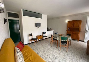 Cozy 3-Room House, 6 Sleeps, Near Beach & Shops, 2 Terraces, Pet Friendly