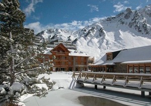 Cozy 6-Person Apartment with Mountain View, Balcony, and Ski Storage in La Mongie