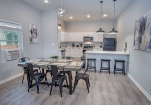 Cozy and Lovely 2BR 2BA Apt#A Near Lively Downtown