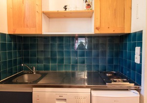 Cozy apartment 300m from slopes, sleeps 5, balcony, sheets provided, parking