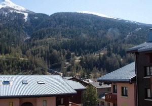 Cozy apartment 300m from slopes, sleeps 5, balcony, sheets provided, parking