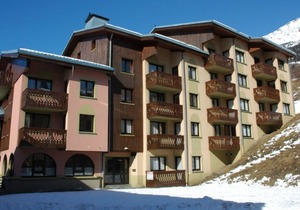 Cozy apartment 300m from slopes, sleeps 5, balcony, sheets provided, parking