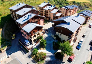 Cozy apartment 300m from slopes, sleeps 5, balcony, sheets provided, parking