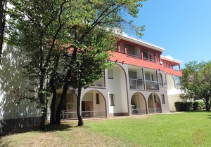 Cozy Apartment with Terrace, Near Spa and Town Center, Pet-Friendly, Free Parking, 24m²