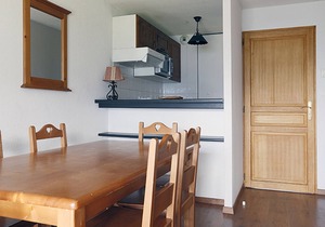 Cozy Apartment for 6 with Balcony, Near Slopes and Free Pool Access in Peyragudes