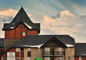 Cozy Apartment for 6 with Balcony, Near Slopes and Free Pool Access in Peyragudes