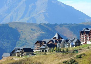 Cozy Apartment for 6 with Balcony, Near Slopes and Free Pool Access in Peyragudes