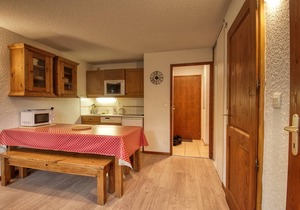 Cozy apartment for 6 near playground