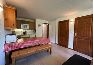 Cozy apartment for 6 near playground