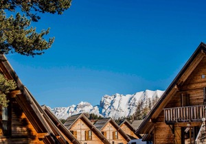 Cozy Chalet for 7 with Mountain View, Near Ski Resort, Pool & Sauna Access