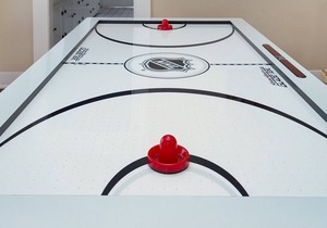 Cozy City Escape Air Hockey Ping Pong Backyard w/Grill Outdoor Games Netflix Downtown