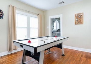 Cozy City Escape Air Hockey Ping Pong Backyard w/Grill Outdoor Games Netflix Downtown