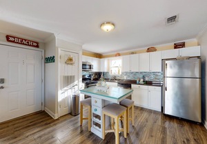 Cozy coastal condo with pool & sound view - close to restaurants & beach