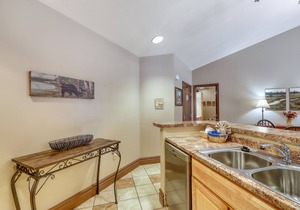 Cozy condo w/free attraction tickets, jetted tub, & pool/hot tub - walk downtown