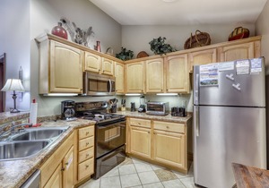 Cozy condo w/free attraction tickets, jetted tub, & pool/hot tub - walk downtown