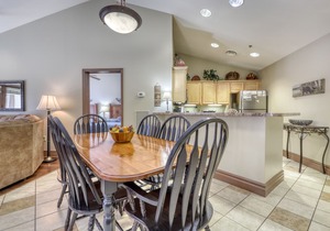 Cozy condo w/free attraction tickets, jetted tub, & pool/hot tub - walk downtown