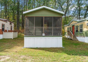 Cozy Cottage at Lake George Campsites!