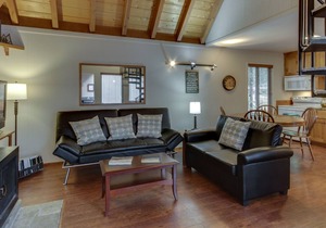 Cozy Dog-Friendly Home with Private Hot Tub, Four SHARC Passes, Close to Village