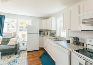 Cozy Farmhouse Apartment in Bristol 2 bed 1 bath