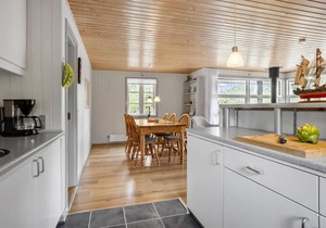 Cozy home in Aakirkeby with WiFi