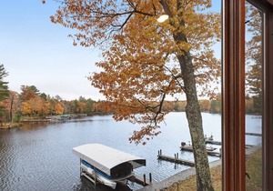 Cozy lakefront villa w/shared docks, boat rentals & on-site restaurant - dogs OK