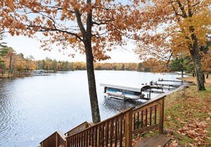 Cozy lakefront villa w/shared docks, boat rentals & on-site restaurant - dogs OK