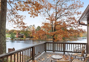 Cozy lakefront villa w/shared docks, boat rentals & on-site restaurant - dogs OK
