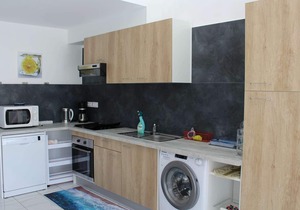 Cozy Renovated House, 100m from Beach, 6 Guests, Terrace, Garage