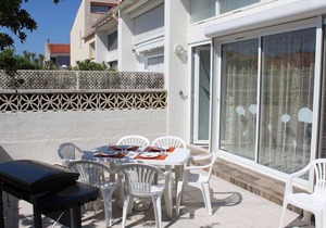 Cozy Renovated House, 100m from Beach, 6 Guests, Terrace, Garage